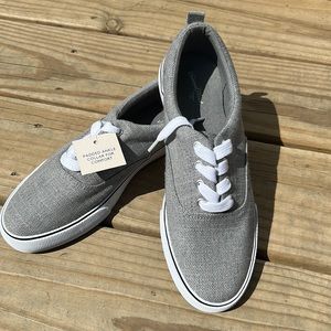 NWT Women’s Universal Thread sneakers